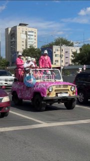 Белокурая студентка катается на розовом достоинстве одногруппника